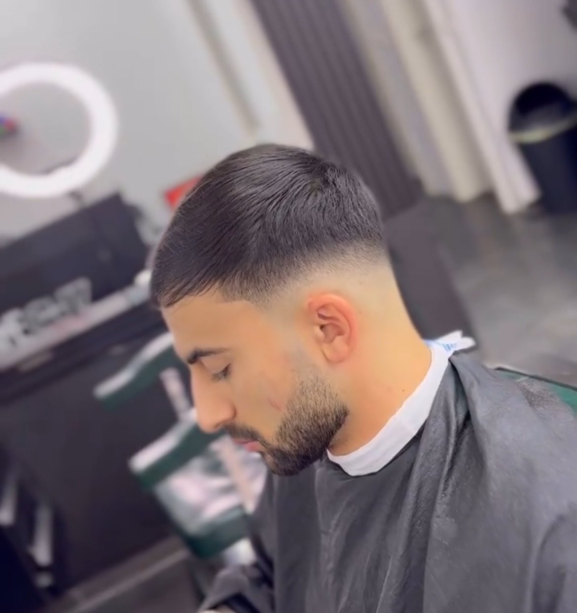 Skin Fade mit Side Part